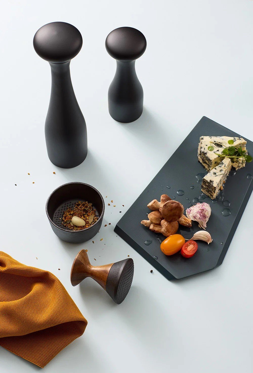 ZURICH CUTTING BOARD, SMALL (33 cm) 