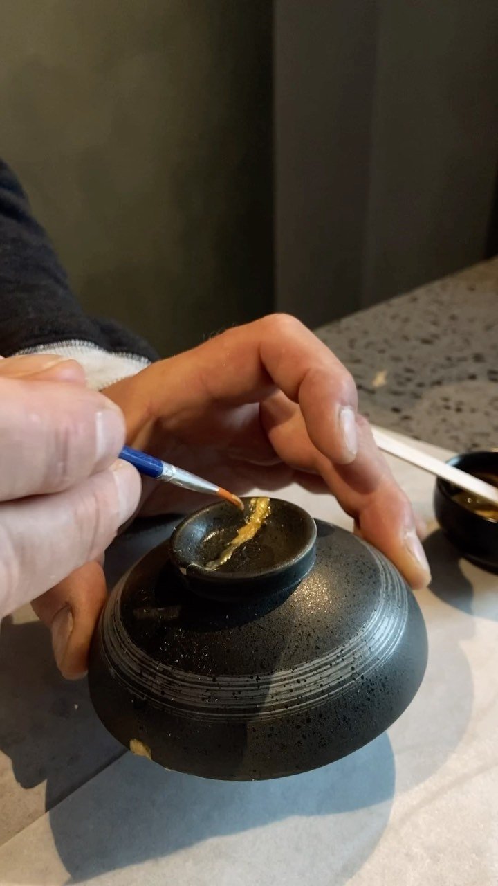 Atjaunojams, ne izmetams
Ciemojoties Pavāru mājā iespējams esi pamanījis kādu lina salveti, trauku vai citu elementu ar robiņu. Kāpēc tas te vēl atrodas?

Jo mums ir svarīgi meklēt, kā izmantot jau pieejamos resursus, nevis ražot pasaulē atkal jaunu un jaunu. 

Tieši tāpēc, ka trauks joprojām turpina (vai varētu turpināt) savu funkciju un īpaši tāpēc, ka respektējam amatnieka ieguldīto laiku un resursus, mēs uzskatām, ka tam jāprot ir atrast dzīve.

Šeit iedvesmojoties no japāņu trauku atjaunošanas tehnikas “kintsugi” piešķiram otro dzīvi traukam, kurā šobrīd pasniedzam Līgatnē audzēto Galoveja liellopu.

#pavarumaja #pavarumajaligatne #kintsugiart #gaujanationalpark