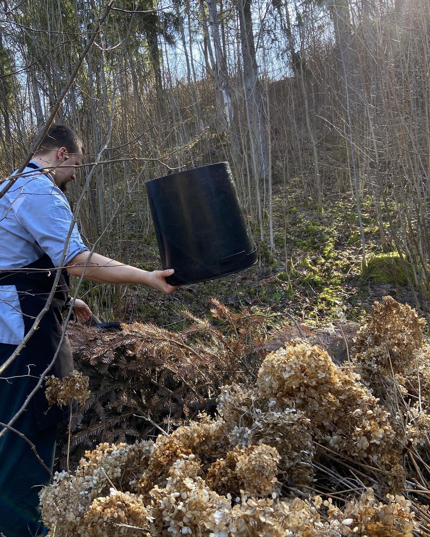 Dabas vērotāju dārza klātbūtne mums ļauj cieņpilni pret vidi noslēgt dabisku pārtikas ciklu.
Organiskos virtuves un bāra atkritumus mēs pārstrādājam kompostā un pavasarī tos atkal izmantojam dārzā — kā jaunu augsni garšaugu un dārzeņu dobēm. 

Protams ilgtspējīga saimniekošana restorānā nav tikai par savu kompostu vai dārzu. 

Personīgi, mūsu viena no lielākajām vērtībām ir seno Latvijas šķirņu atjaunošana kopā ar slow food biedriem. 

Tomēr ir vēl vesela virkne darbu, kurus mēs Pavāru mājā lepojamies darīt rūpēs un cienā pret mūsu vidi, resursiem un cilvēkiem 

— tos apkopojām vienuviet šeit www.pavarumaja.lv/ilgtspeja. 

Priecāsimies, ja kāds te iedvesmosies darbiem sevā saimniecībā vai iedvesmos mūs vēl jauniem.